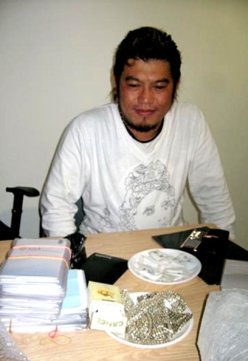 Luu Chi Hung and the exhibits, including 306 diamonds packed in 10 small plastic bags and some other jewelry items (Photo:Tuoi Tre)
