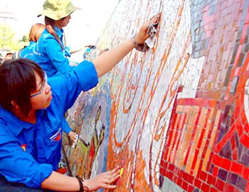 Young voluntees clean up the ceremic road. (Photo: SGGP)