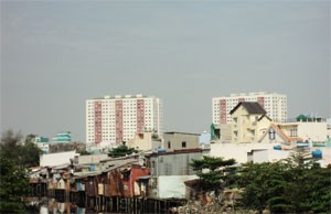 Households lives along a cannal in HCMC. Many people made use of the riversides, waterways, and trenches for housing and business (Photo:Minh Tri)