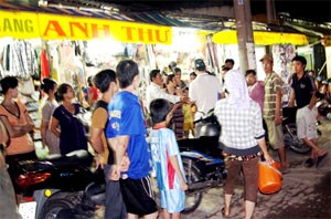 Many residents are gathering and discussing the strange gas issue caused by Tico Inc (Photo: Nguyet Trieu)