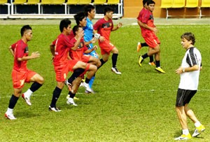 Coach Falko Goetz (white) and his footballers in the first training day (Photo: Ng. Nhan)