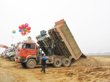 Several traffic projects on hold due to funds shortage (Photo: Lao Dong)
