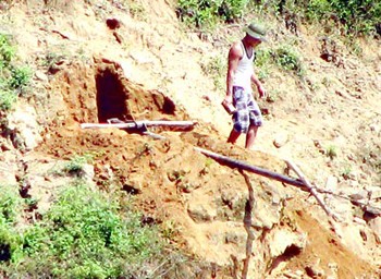 Many risk their lives to illegally mine gold in Nam Giang District of Quang Nam Province (Photo: SGGP)