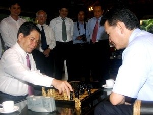 Vietnamese President Nguyen Minh Triet (L) plays chess with FIDE President Kirsan Ilyumzhinov in Ho Chi Minh City on June 18, 2011 (Photo: Vietnam News Agency)