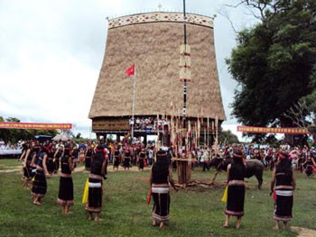 The inaugural ceremony of the Kon Klor communal house in Kon Tum Province.