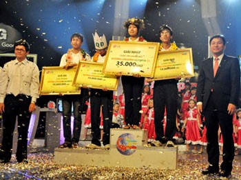 Pham Thi Ngoc Oanh (C) winner of the 11th "The Road to Olympia Peak" competition