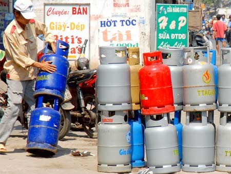 About 40 percent of gas cylinders available in the market are fake brands (Photo: SGGP)