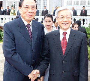 Laos’ Party chief Choummaly Sayasone (L) welcomes his Vietnamese counterpart Nguyen Phu Trong in Vientiane on June 20, 2011 (Photo: Vietnam News Agency)
