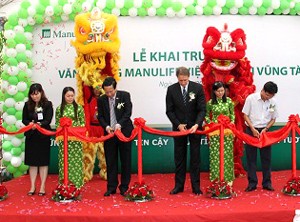 Manulife Vietnam executives launch the Vung Tau sales office in the city on June 20, 2011 (Photo: Thuy Hoa)