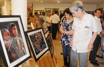 Photo exhibition by photographer Hoang Minh Quoc in Hanoi. (Photo: Sggp)