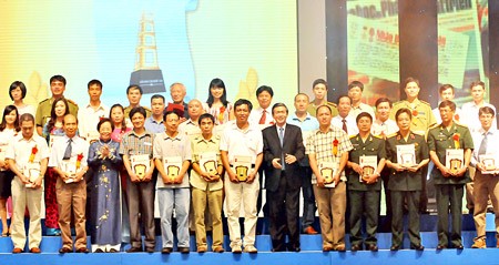 Winners of the B prizes at the 2010 National Press Awards.(Photo:SGGP)