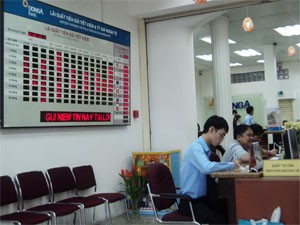 An electrical board shows interest rate on dong and dollar deposits at DongA Bank. The state bank ask commercial banks to strictly comply with regulations on credit growth rate and the cap on lending to the non-productive sector (Photo:Minh Tri)