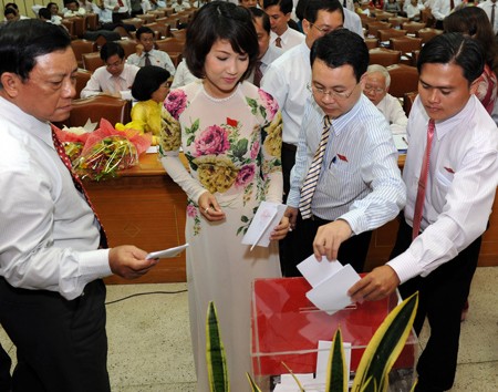Members of the Ho Chi Minh City People’s Council cast ballots during their first session on June 22, 2011 (Photo: Viet Dung)