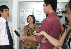 VASEP general secretary Truong Dinh Hoe (L) speaks to media about the 2011 Vietnam Fisheries International Exhibition during a press briefing in Ho Chi Minh City June 23, 2011 (Photo: Tuong Thuy)