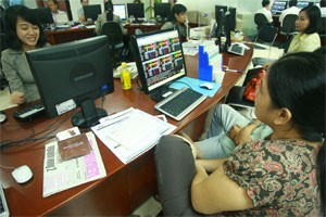 Despite the plummeting market, many state-owned companies still carry out their equitization plan as scheduled this year (Photo:Minh Tri)