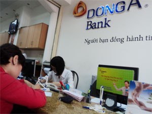 Lenders are struggling to reduce lending to non-production businesses to less than 22 percent in accordance with the central bank’s order, which will take effect at the end of this month (Photo:Minh Tri)