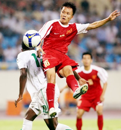 Manh Dung, Vietnam’s football player in action at the match on June 24.(Photo:SGGP)