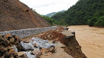 Floods destroy Highway 7 in Tuong Duong District, Nghe An Province (Photo: Tuoi Tre)