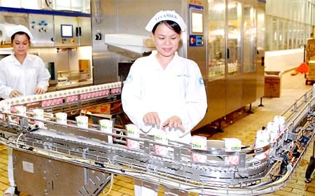 Workers at Vinamilk factory in Ho Chi Minh City (Photo: SGGP)