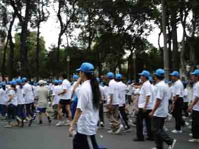 A lot of people participate in a walk for the poor in HCMC (Photo: Khanh Thy)