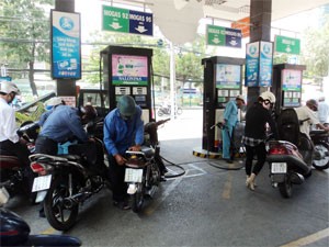 People park at a gas station in HCMC for refill. Ethanol fuel was introduced to Vietnamese consumers last year (Photo:Minh Tri)