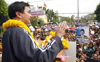 AFP - Thai Prime Minister Abhisit Vejjajiva speaks to his supporters during an election campaign in Mahachai market, suburb of Bangkok on June 29, 2011.