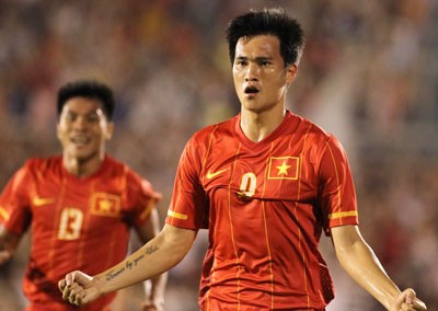 Vietnam striker Le Cong Vinh celebrates his first goal (Photo: SGGP)