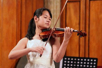 Young violinist Phuong Nhi