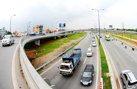 Tình trạng kẹt xe vào giờ cao điểm tại Ngã 3 Cát Lái (quận 2 TPHCM) giảm đáng kể nhờ được đầu tư xây dựng nút giao thông. Ảnh: CAO THĂNG