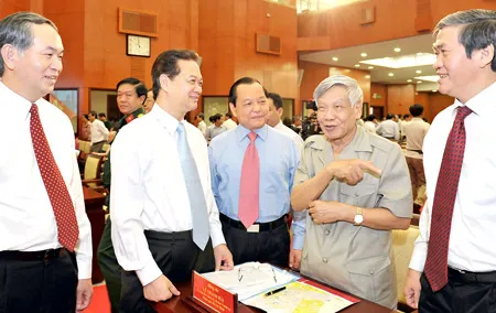 Thủ tướng Nguyễn Tấn Dũng cùng các đồng chí lãnh đạo và đại biểu trao đổi tại hội thảo. Ảnh: VIỆT DŨNG