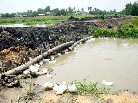 Công trình bờ hữu sông Sài Gòn thi công kéo dài, gây bức xúc