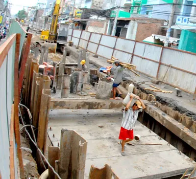 Cống thoát nước trên đường Bà Hom đang được thi công. Ảnh: Cao Thăng