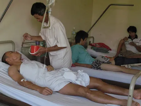 Người cha già chăm con tại giường bệnh. Ảnh: Anh Tài