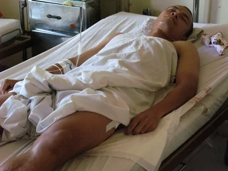 Trung vệ Phạm Hùng Dũng bị đâm trọng thương