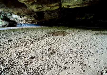 Trước cửa hang là trầm tích của cuội và sỏi thô rất đẹp.