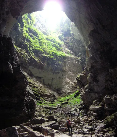 Giữa hang là một lỗ thông hơi gần như tròn đồng tâm rất ngoạn mục.