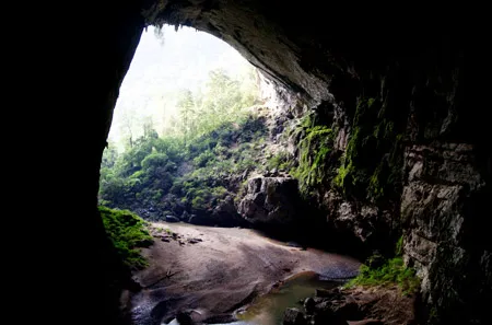 Cửa ra khác của hang Én sau khi thám hiểm hết 1.645m chiều dài. Hang có chiều rộng hơn 170m, cao đến 120m là một hang động hết sức kỳ vĩ.