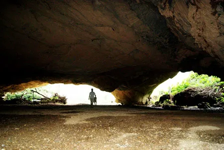 Hang Én có hai lối vào to lớn được chia bởi một trụ đá to lớn.