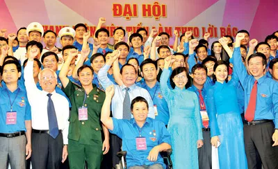 Bí thư Thành ủy TPHCM Lê Thanh Hải cùng các đại biểu bày tỏ quyết tâm thực hiện theo lời Bác. Ảnh: VIỆT DŨNG