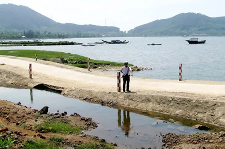 Thừa Thiên - Huế: Làm đường bịt lối đi tàu