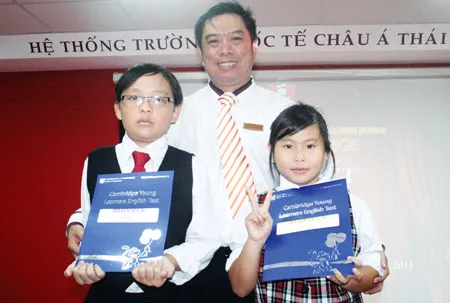 Thầy Nguyễn Quan Định trao Giấy khen cho học sinh học giỏi.