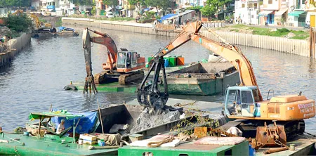 Thi công dự án vệ sinh môi trường TPHCM (dự án sử dụng vốn ODA). Ảnh: THANH TÂM