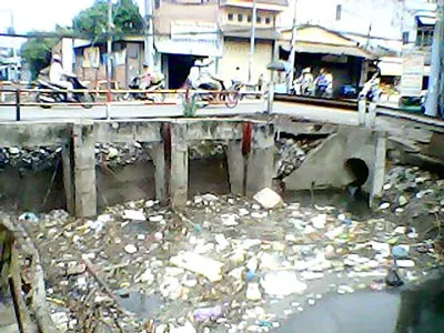 Kênh Tân Hóa đầy rác