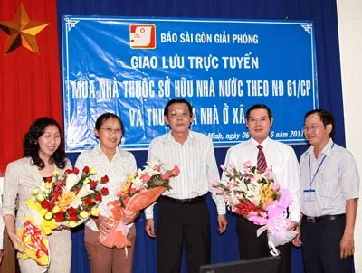 Phó Tổng Biên tập Báo Sài Gòn Giải Phóng Nguyễn Tấn Phong (giữa) tặng hoa các khách mời buổi giao lưu