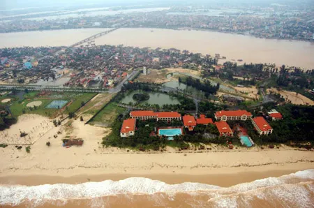 Khu du lịch có mặt biển và mặt sông dài nhất Việt Nam (hơn 5km).