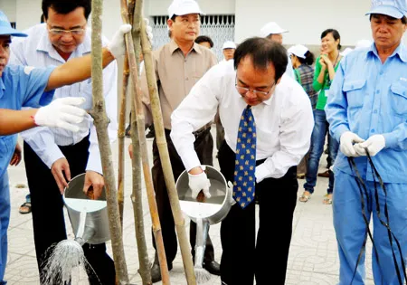 Ông Nguyễn Thành Tài, Phó Chủ tịch Thường trực UBND TPHCM trồng cây xanh tại lễ mít tinh hưởng ứng ngày môi trường thế giới ở tiểu đảo trước Lô A và xung quanh khu vực chung cư Bàu Cát 2.