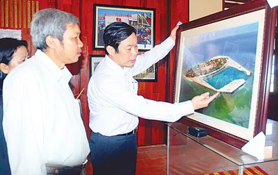 Hiện vật ở đảo Sinh Tồn Đông thuộc khu vực quần đảo Trường Sa được trưng bày tại Bảo tàng Lý Sơn được du khách quan tâm. Ảnh: Hà Minh