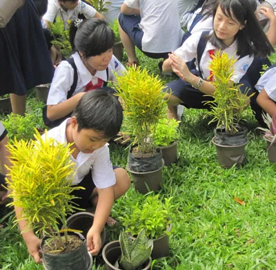 Các em thiếu nhi tham gia trồng cây tại Ngày hội “Tuổi trẻ Thành phố với môi trường”.