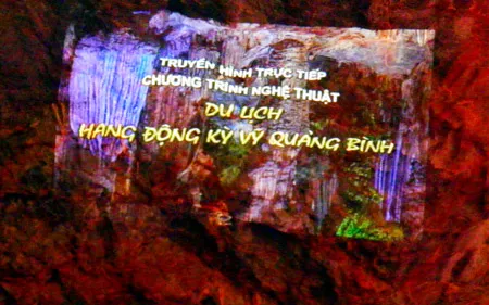 Lần đầu tiên một màn hình lớn được lấy phông nền là vách tường hang động.