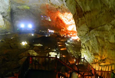 Cầu thang gỗ cũng được Trung tâm sách kỷ lục Việt Nam xác lập dài nhất.